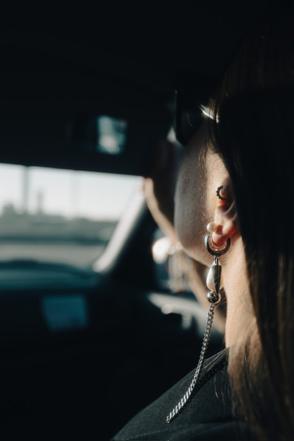 Handgjorda pärlörhängen med kedja i modern design från By Bertlett