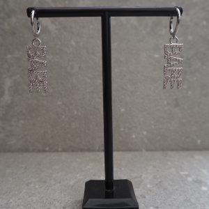 Silverfärgade BABE örhängen i mässing med cubic zirconia