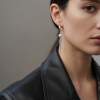 Silverörhängen med sötvattenspärlor och lång spike med cubic zirconia