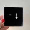 Mismatched örhängen med pärla, cubic zirconia och textdetalj i mässing från By Bertlett