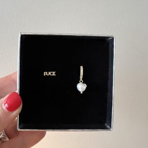Mismatched örhängen med pärla, cubic zirconia och textdetalj i mässing från By Bertlett