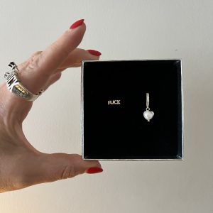Guldfärgade örhängen i mässing med ordet F*ck, oregelbunden sötvattenspärla och cubic zirconia