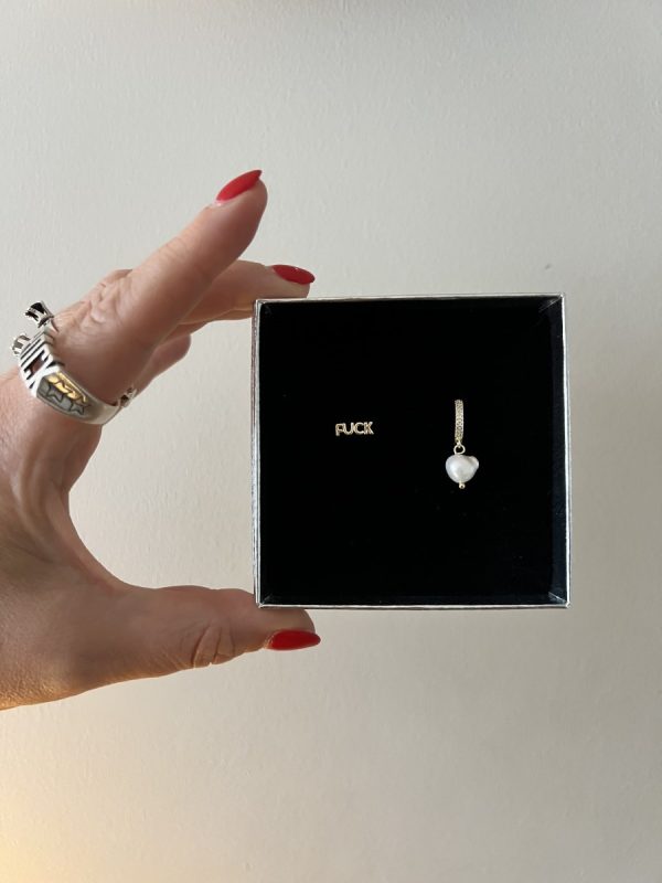 Guldfärgade örhängen i mässing med ordet F*ck, oregelbunden sötvattenspärla och cubic zirconia