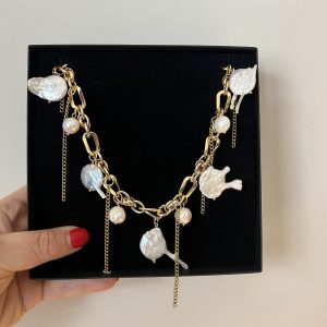 Guldfärgat halsband med barocka keshipärlor, sötvattenspärlor och hängande kedjedetaljer