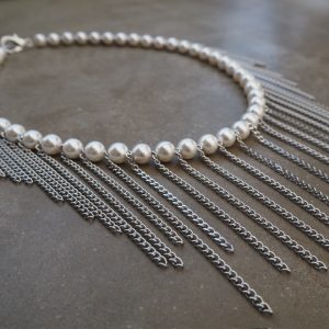 Unikt pärlhalsband med silverkedjor och snäckskalspärlor i edgy design