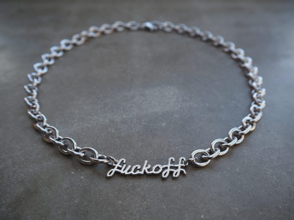 Fuck Off Silver är för dig som gillar smycken med lika mycket attityd som stil. Den silverfärgade kedjan i rostfritt stål möter den ikoniska Fuck Off-detaljen i mässing och skapar en kontrast som känns både rå och genomtänkt. Designen är enkel, men budskapet är allt annat än diskret. Det här är halsbandet som lyfter en enkel outfit, startar samtal och får folk att titta en extra gång. Minimalistiskt. Självsäkert. Och helt omöjligt att ignorera.