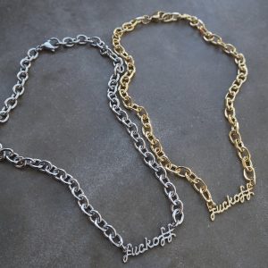 Minimalistiskt statementhalsband med Fuck Off-detalj i silverfärgad kedja