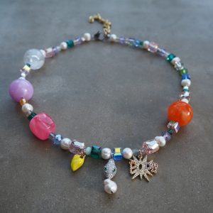 Handgjort halsband med färgade glaspärlor, sötvattenspärlor och dekorativa detaljer