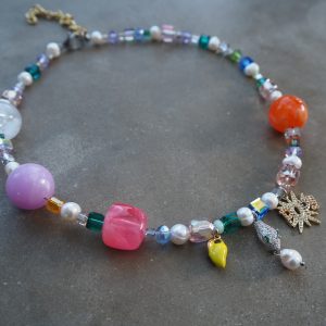 Färgglatt pärlhalsband med glaspärlor, sötvattenspärlor och berlocker från HAPPY Collection