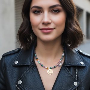 Lekfullt halsband fullt av färger och smiley
