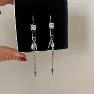 Säkerhetsnålar med spikes och pärlor