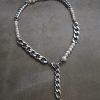 Sweet Pearls and Chains halsband med pärlor placerade mellan kedjor i edgy design