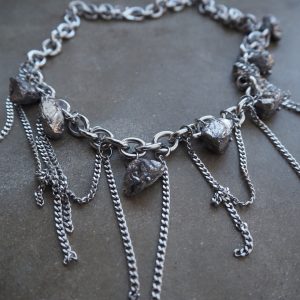 Halsband med naturliga kvarts kristaller och silverkedjor i rostfritt stål i rå statement design