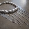 Detaljbild på BIG Messy Pearls halsband från By Bertlett med pärlor och silverfärgade kedjor