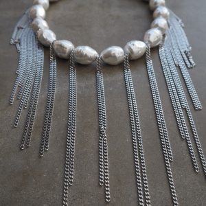 Unikt pärlhalsband med stora snäckskalspärlor och kedjor i rostfritt stål från By Bertlett