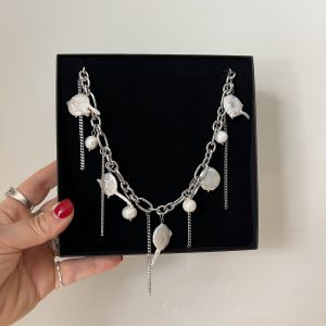 Unikt halsband i rostfritt stål med sötvattenspärlor och keshipärlor.