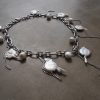 Silverfärgat halsband i rostfritt stål med naturliga sötvattenspärlor och barocka keshipärlor.