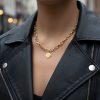 Say It Without Saying It Coin Necklace i mässing med guldfärgad kedja och rund graverad berlock.
