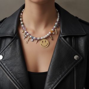 HAPPY Smile Necklace med smileyberlock, snäckskalspärlor, cubic zirconia och detaljer i mässing och rostfritt stål.