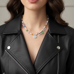 Silverfärgat pärlhalsband med färgglada pärlor och charms