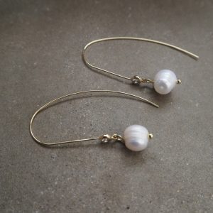 Örhängen i mässing med cubic zirconia och sötvattenspärlor