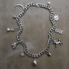 It’s All About The Details halsband i stål och mässing med charmig mix