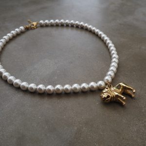 Ett romantiskt pärlhalsband med en guldfärgad bulldog i rostfritt stål