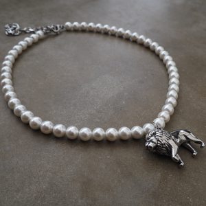 Ett edgy pärlhalsband med ett coolt legon i rostfritt stål