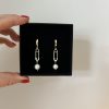Mini Safetypins örhängen med pärlor och guldfärgade detaljer