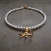 Octopus Necklace med vita pärlor och detaljerad guldfärgad bläckfisk
