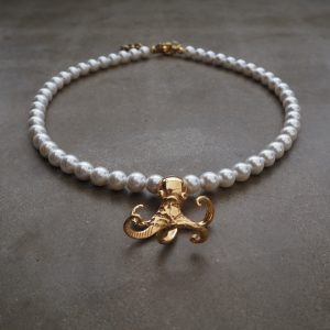 Octopus Necklace med vita pärlor och detaljerad guldfärgad bläckfisk