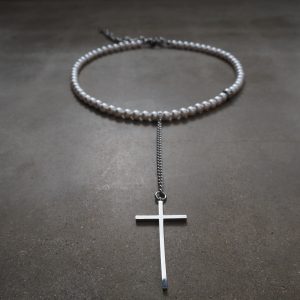 Cross Necklace pärlhalsband med silverfärgad kedja och kors