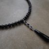 After Dark svart pärlhalsband med silverfärgade detaljer och svart droppe