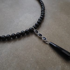After Dark svart pärlhalsband med silverfärgade detaljer och svart droppe