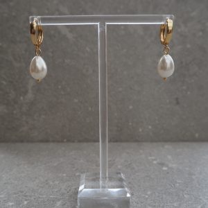 Pearls guldfärgade örhängen med hängande pärlor