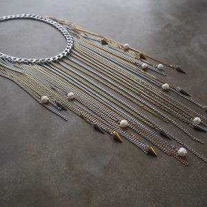 Unikt statement halsband I rostfritt stål med pärlor och spikes