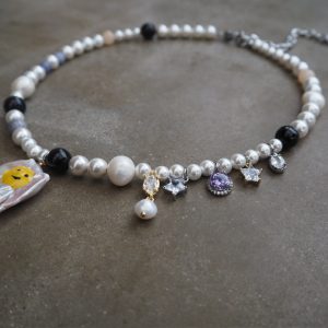 Unikt halsband med olika pärlor och berlocker