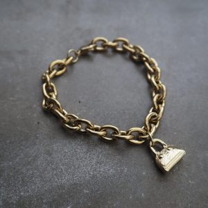 Armband i rostfritt stål med en väska som berlock