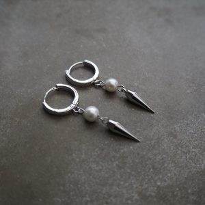 Örhängen med pärla och spikes