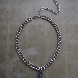 Halsband i rostfritt stål med ett anatomiskt hjärta