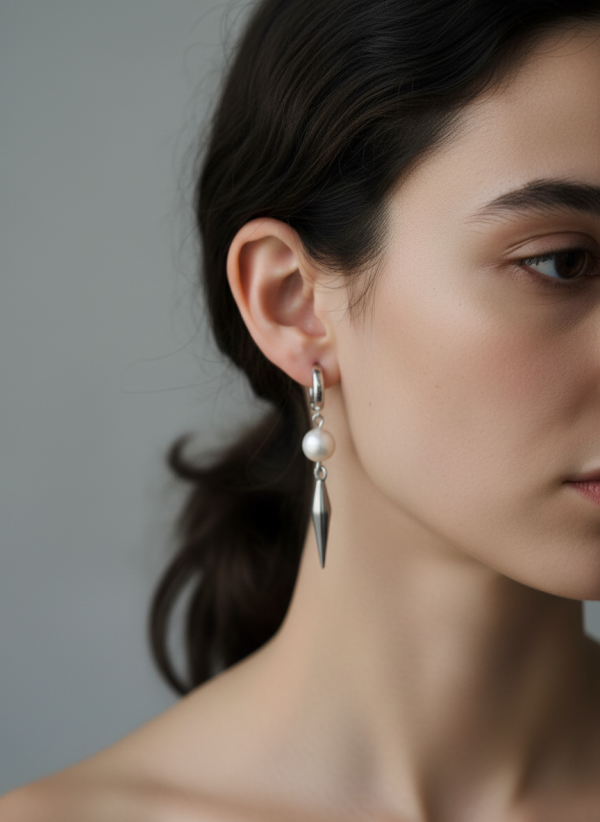 Perfect Spikes långa örhängen med sötvattenspärlor och metallspikes i rostfritt stål