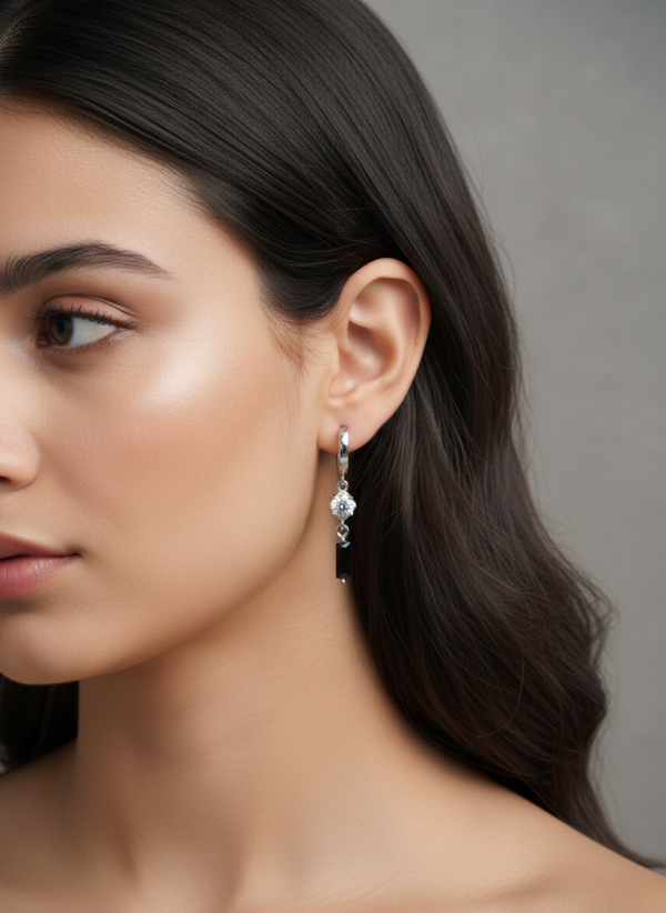 Örhängen med svart detalj och cubic zirconia