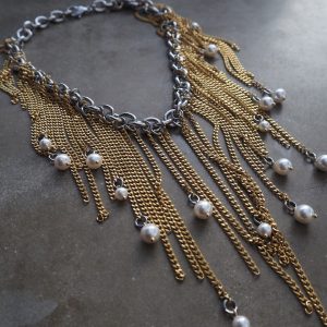 halsband med många kedjor och pärlor