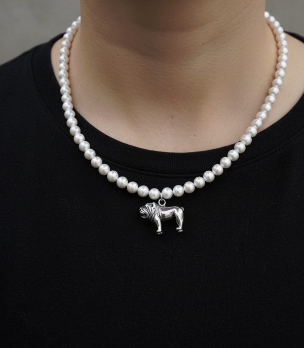 My Pet Silver halsband på modell, minimalistiskt och modernt silverhalsband.