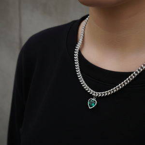 Silver halsband i rostfritt stål med grönt cubic zirconia hjärta i statement design