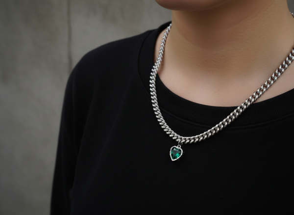 Silver halsband i rostfritt stål med grönt cubic zirconia hjärta i statement design