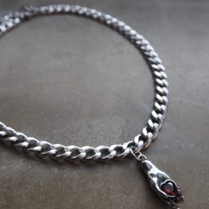 Halsband i rostfritt stål med en hand och rött hjärta