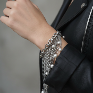 armband i rostfritt stål med långa hängande kedjor och pärlor i edgy statement design från By Bertlett