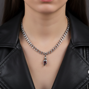 Halsband i rostfritt stål med en hand och rött hjärta