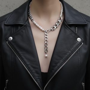 Silverfärgat halsband med kedjor och sötvattenspärlor i rostfritt stål